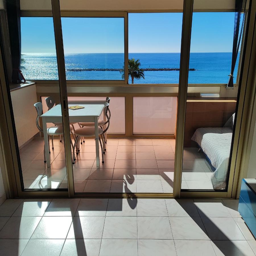 Grand studio bord de mer- accès direct aux plages Saint-Laurent-du-Var Esterno foto