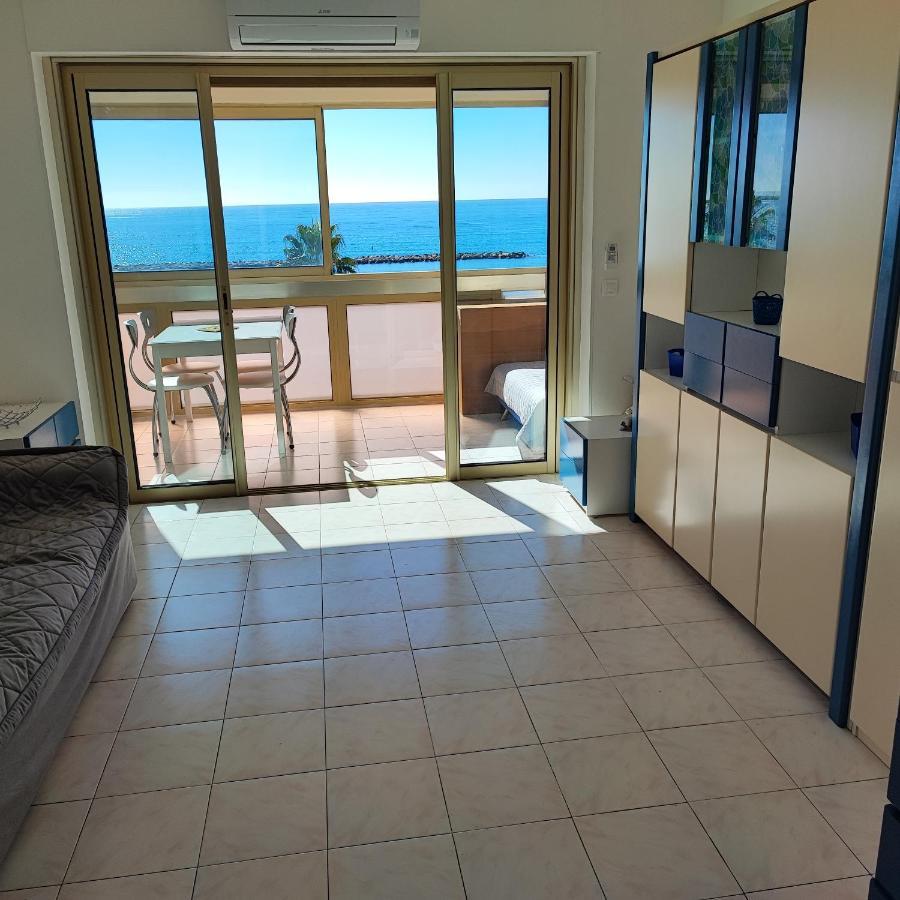 Grand studio bord de mer- accès direct aux plages Saint-Laurent-du-Var Esterno foto